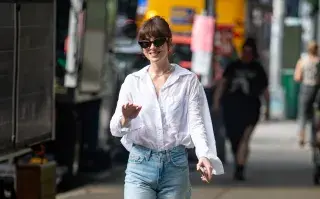 Alerta tendencia: Dakota Johnson tiene la dupla perfecta para esta temporada Dakota Johnson nos da clases de estilo a la hora de llevar los jeans tendencia del momento.