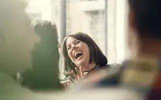 Día de la felicidad: 7 hallazgos de la ciencia que te van a sorprender Mujer riéndose