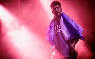 Duki continúa su gira por Europa. En su pasó por Italia paró su show por un episodio de violencia.
