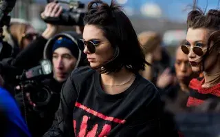 Kendall Jenner impone las flared leggings este invierno como uno de los must have de la temporada.