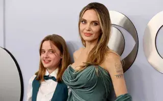Angelina Jolie y su hija Vivienne lucieron estilismos engamados para la entrega de premios.