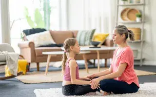 Mindfulness y crianza: ¿cómo cultivar relaciones familiares más enriquecedoras? El mindfulness nos ayuda a cultivar relaciones familiares más enriquecedoras