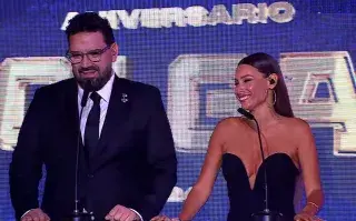 Damián Betular y Pampita conduciendo los Premios Olga.