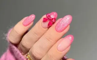 ¿Buscás un nail art para maratonear la última temporada de Bridgerton? Te damos 5 ideas originales.