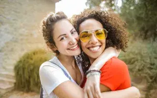 Dos mujeres abrazándose.