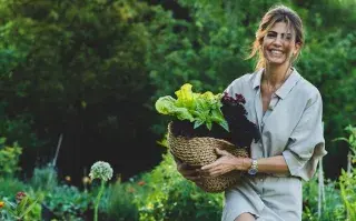 Juliana Awada con una canasta de verduras.