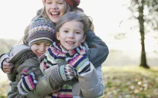 Alerta roja por ola polar: ¿cuándo afloja este frío? Los chicos están de vacaciones: disfrutar y cuidarlos del frío.