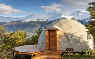Dormir frente al glaciar Perito Moreno: la experiencia en un campamento de lujo junto al lago Son seis domos geodésicos los que conforman el campamento