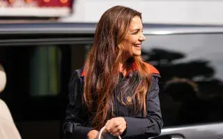 Katie Holmes llegando al desfile de Patou en la semana de la moda de la alta costura de Paris. 