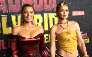 Fotografía de Blake Lively y Gigi Hadid en la alfombra roja de Deadpool & Wolverine.