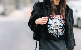Alerta tendencia: así se usan las remeras de bandas de rock en looks de streetstyle Un look con remera de banda de rock.