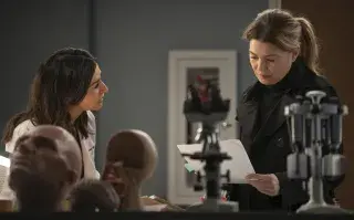 Ellen Pompeo y Caterina Scorsone en una escena de Grey´s Anatomy.
