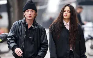 Jeremy Allen White y Rosalía, caminando juntos por las calles.