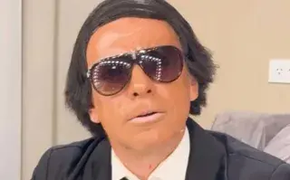 Julio Iglesias se cansó de ser meme: Martín Bossi imitó al cantante y las redes estallaron Martín Bossi interpretando a Julio Iglesias