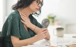 Los sofocos son uno de los síntomas que puede paliar un tratamiento hormonal.