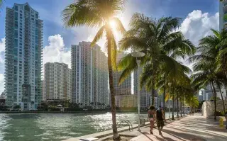 Centro de Miami, gente caminando a lo largo del río Miami.