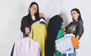 Moda circular: los mejores 10 locales para comprar ropa con onda y muy barata Dos chicas sosteniendo perchas con ropa.