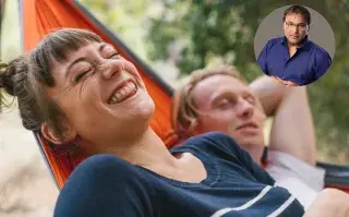 Una pareja en una hamaca.