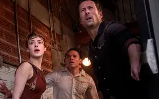 Escena de Glen Powell, Daisy Edgar-Jones y Anthony Ramos en Tornados.