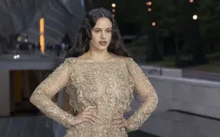 El alucinante naked dress de Rosalía en la fiesta de los Juegos Olímpicos París 2024 La cantante española compartió en sus redes un anticipo de lo que será su nuevo tema musical y dejó atónitos a todo su fandom.