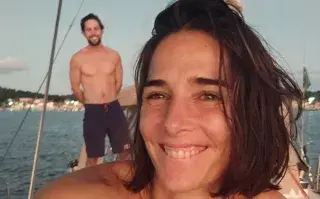 Juana Viale y Yago Lange en la playa.