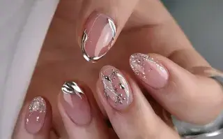 Para buscar un efecto “obra de arte” podés sumar pequeños detalles metálicos a tus Korean glass nails