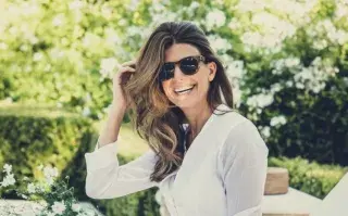 Foto de Juliana Awada al aire libre.
