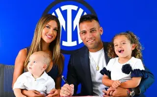 Agustina Gandolfo, Lautaro Martínez, y sus hijos.