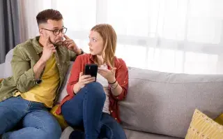 Crisis del erotismo: cómo la hiperconectividad afecta la intimidad y el deseo, según la psicología Adicción al celular: cómo ayudar a alguien que tiene nomofobia.
