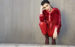 Modelo vestida de rojo.