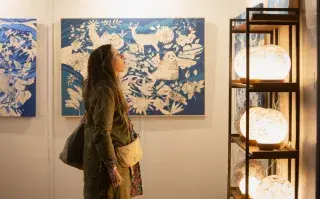 Mujer observando arte en BADA.