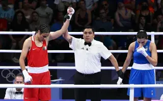 Imane Khelif, boxeadora argelina, le ganó a la italiana Angela Carini.