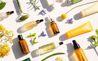 Skincare natural: 5 plantas medicinales para tener una piel suave, sana y luminosa Plantas y frascos de skincare.