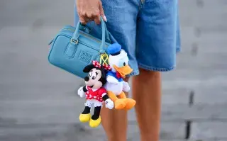 Tendencias verano 2025: los "charms" en las carteras son el accesorio furor de la temporada Mujer en la semana de la mode de Copenhagen.