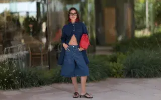 Mujer invitada a un desfile de la semana de moda en Copenhagen.