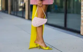 Mujer por las calles de Paris.