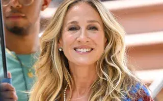 La actriz, Sarah Jessica Parker es el fiel exponente de que se puede tener una cabellera con rulos y jugar con distintas propuestas de peinados.