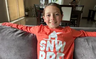 Juani aprendió a tejer con las agujas heredadas de su bisa abuela Francisca y ahora enseña a través de su cuenta de Instagram a todos sus seguidores.