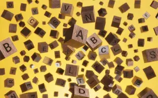 Cubos de madera con distintas letras encima.