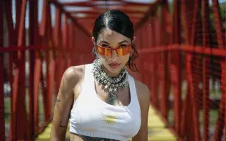 Foto de María Becerra en la grabación del videoclip Primer aviso.