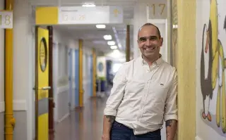 Es oncólogo pediátrico y se dedica a cumplir los sueños de los chicos con enfermedades graves "Soñar es terapéutico", dice Nicolás Fernández Ponce, oncólogo pediátrico.