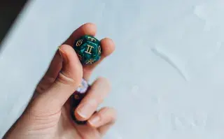 Mujer mostrando un dado de numerología.