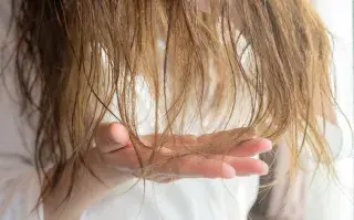 Cabellera de pelo fino.
