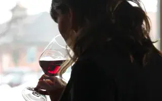 Pinot Noir: una mujer cata esta cepa.