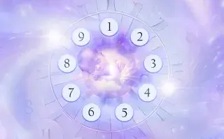 Bebé envuelto en un círculo de números del 1 al 9 en un fondo de galaxia