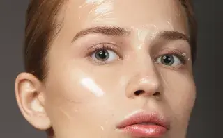 Primer plano de un rostro con geles transparentes en la piel.