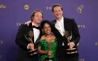 Foto del elenco de The Bear en los Premios Emmy 2024.