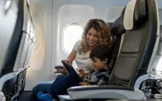 Travel Sale 2026: cuándo es y tres ideas para aprovechar las ofertas Una mamá en el avión con su hijo