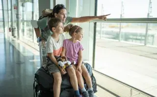familia en aeropuerto.