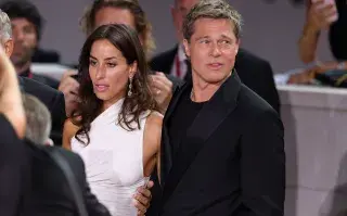 Quién es Inés de Ramón, la novia de Brad Pitt que arrasó con su look en el Festival de Venecia Ines de Ramon y Brad Pitt en la premiere de Wolfs en el Festival de Venecia.